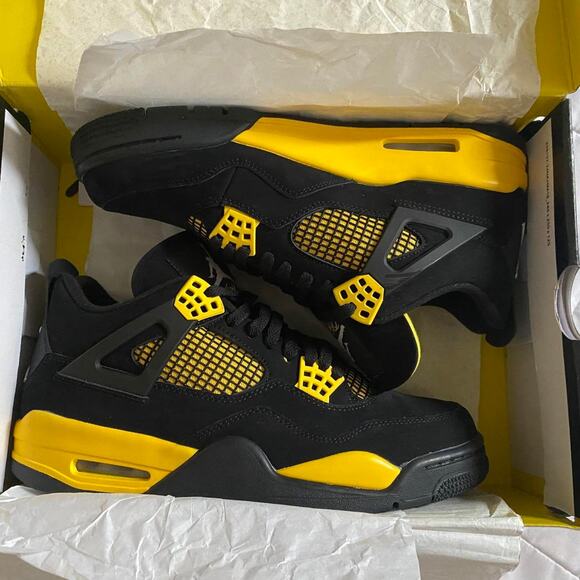 Jordan 4 retro thunder - size 10.5 M / 12 W US / 43.5 EU - Picture 4 of 5